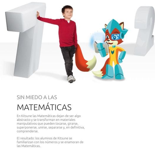 Niño con el muñeco de Kitsune, mascota del programa de matemáticas sin miedo en BrainKids