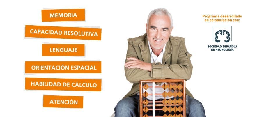 Persona mayor sonriente en una sesión de estimulación cognitiva MenteActiv en Ciudad Real
