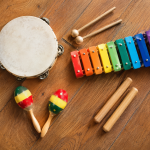Instrumentos musicales infantiles de la actividad Música y Movimiento en BrainKids Ciudad Real